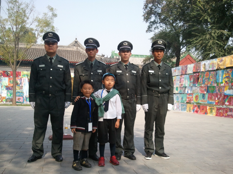 세계대회에서한국학생과 중국공안국아저씨들기념촬영